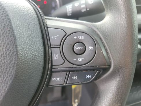 Used 2021 Toyota RAV4 LE image 27