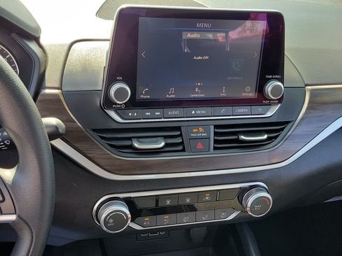 Used 2024 Nissan Altima 2.5 SV FWD image 14