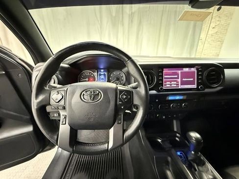 Used 2022 Toyota Tacoma TRD Sport w/ Technology Package image 27