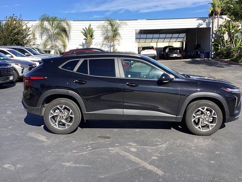 Used 2025 Chevrolet Trax LT w/ LT Convenience Package image 2