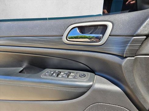 Used 2021 Jeep Grand Cherokee Laredo RWD image 24