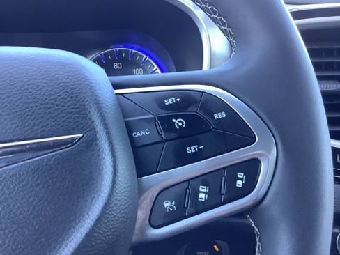 Used 2025 Chrysler Pacifica Select FWD image 32