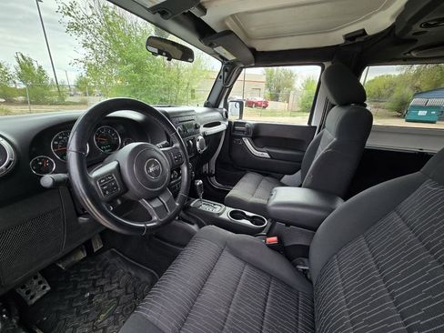 Used 2012 Jeep Wrangler Sahara w/ Connectivity Group AWD/4WD image 13