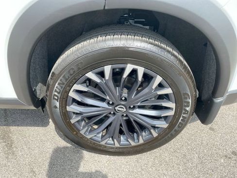 Used 2025 Nissan Rogue SL w/ Tech Package image 8