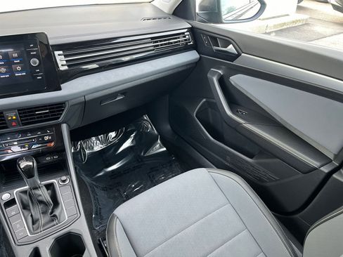 Used 2025 Volkswagen Jetta SE image 32