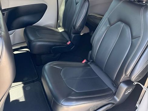 Used 2023 Chrysler Pacifica Touring-L FWD image 14