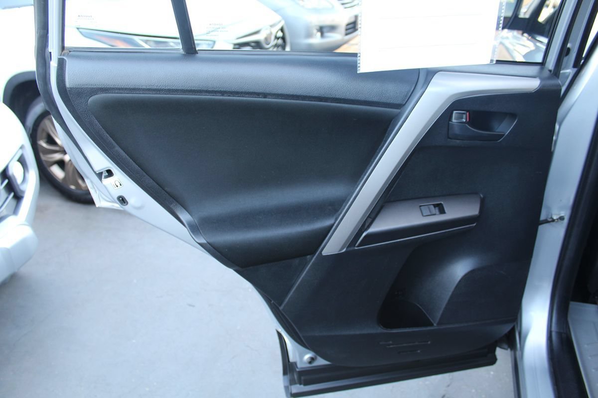 Used 2018 Toyota RAV4 LE FWD image 21