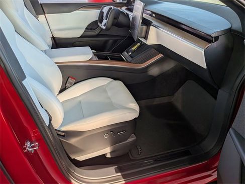 Used 2025 Tesla Model X image 29