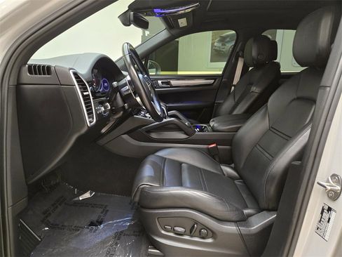 Used 2022 Porsche Cayenne Platinum Edition image 17