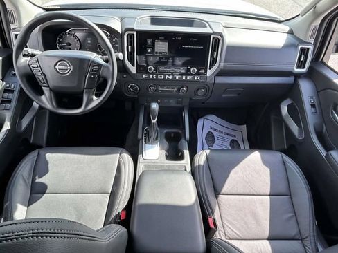 Used 2025 Nissan Frontier SV AWD/4WD image 11