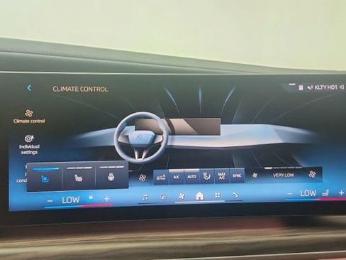 Used 2023 BMW i7 xDrive60 w/ Executive Package 2 AWD/4WD image 55