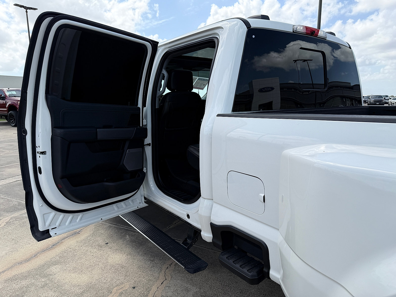 Used 2023 Ford F350 Lariat w/ Lariat Ultimate Package AWD/4WD image 17