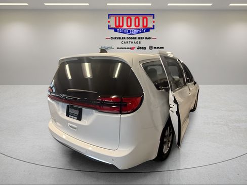 New 2027 Chrysler Pacifica Select FWD image 3