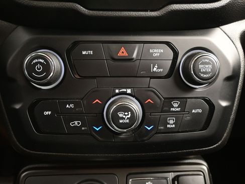 Used 2021 Jeep Renegade Latitude AWD/4WD image 17