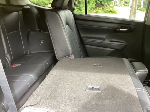 Used 2023 Toyota Highlander XLE AWD/4WD image 5