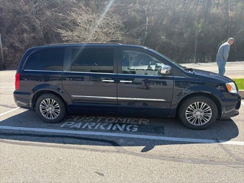 Used 2014 Chrysler Town & Country Touring-L w/ Driver Convenience Group image 8