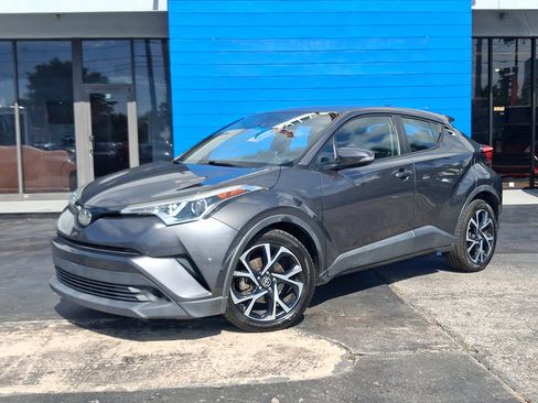 Used 2019 Toyota C-HR XLE FWD image 2