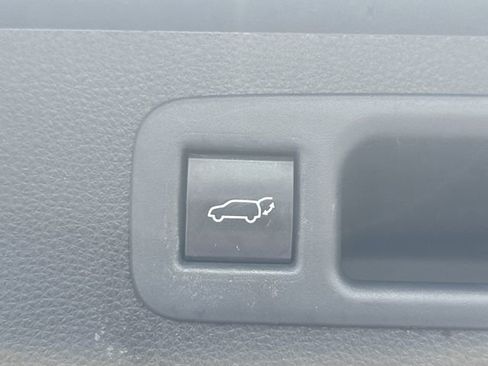 Used 2021 Toyota Highlander LE AWD/4WD image 23
