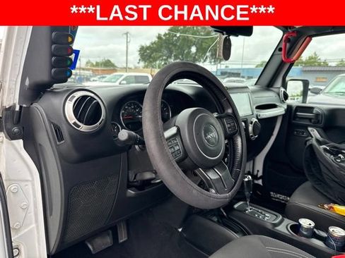 Used 2018 Jeep Wrangler Unlimited Sahara w/ Connectivity Group AWD/4WD image 9