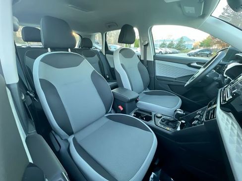 Used 2022 Toyota RAV4 XLE Premium image 23