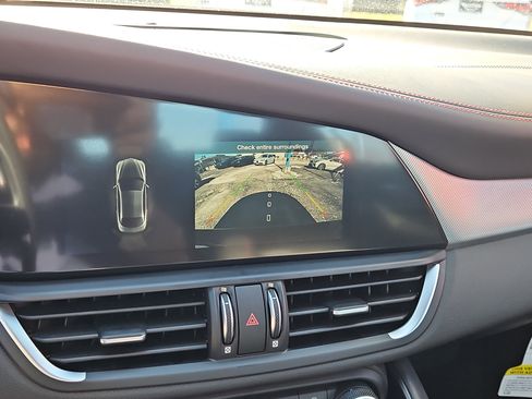 Used 2024 Alfa Romeo Giulia image 17