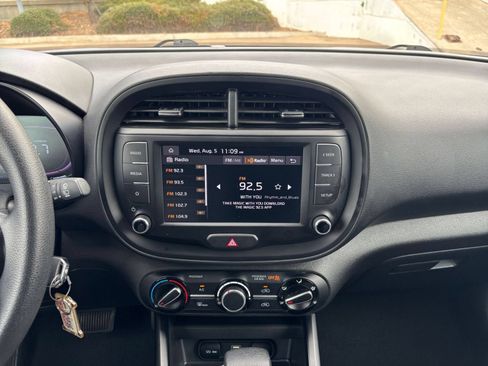 Used 2025 Kia Soul LX w/ LX Technology Package FWD image 17