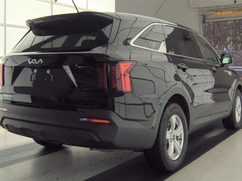 Used 2023 Kia Sorento LX image 11