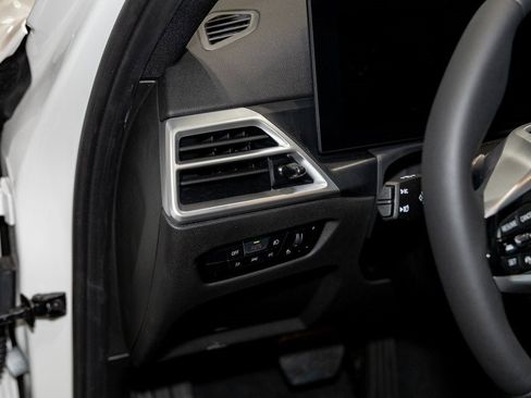 New 2025 BMW 330i xDrive Sedan w/ Convenience Package image 14