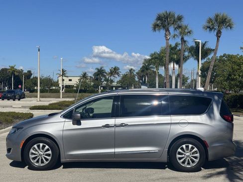 Used 2019 Chrysler Pacifica Touring-L image 8