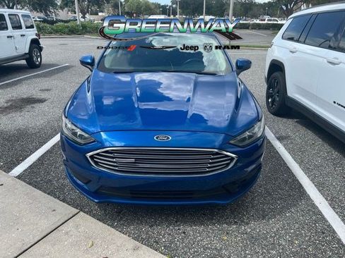 Used 2017 Ford Fusion SE w/ Fusion SE Technology Package FWD image 2
