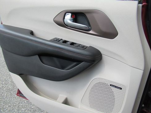 Used 2019 Chrysler Pacifica Touring-L Plus w/ Advanced Safetytec Group image 17