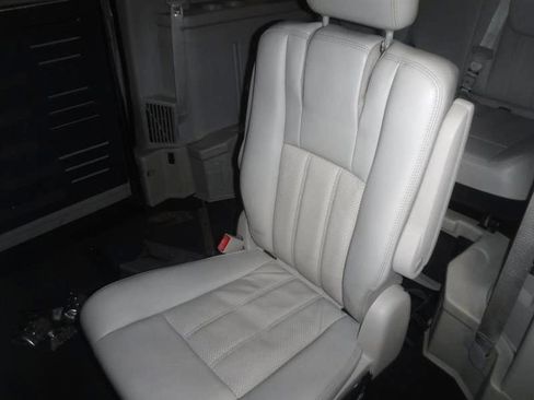 Used 2011 Chrysler Town & Country Touring-L w/ Trailer Tow Group FWD image 27