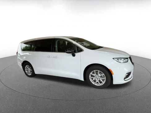 Used 2024 Chrysler Pacifica Touring-L image 2