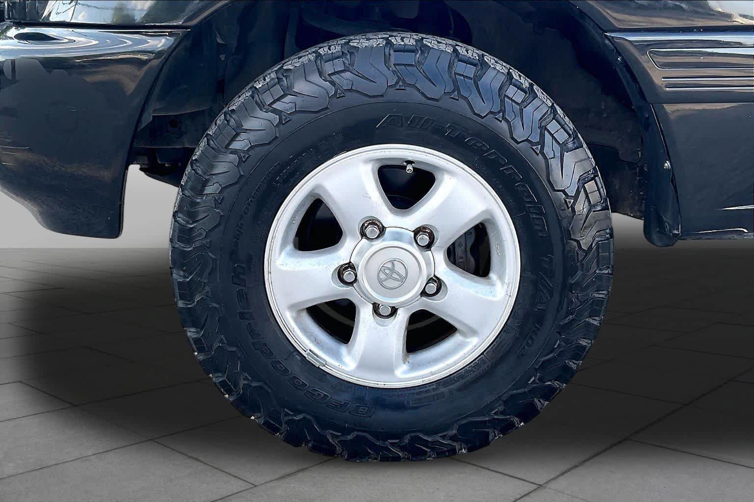 Used 1999 Toyota Land Cruiser w/ Leather Trim Pkg AWD/4WD image 10