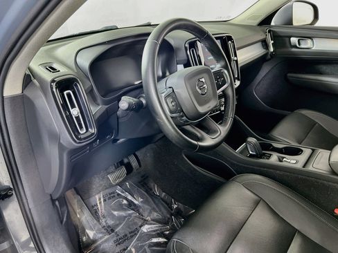 Used 2021 Volvo XC40 T5 Momentum w/ Protection Package Premier AWD/4WD image 9