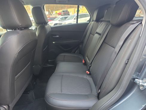 Used 2022 Chevrolet Trax LT w/ LT Convenience Package image 14