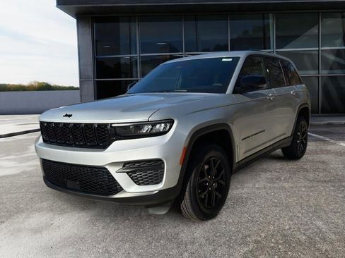 New 2025 Jeep Grand Cherokee Altitude image 3