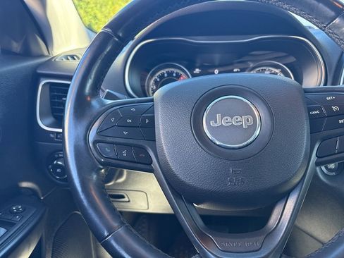 Used 2019 Jeep Cherokee Trailhawk w/ Cold Weather Group image 16