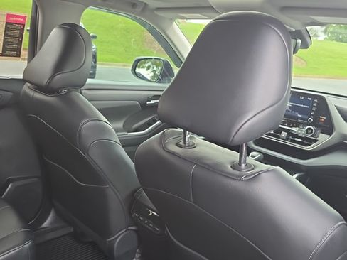Used 2022 Toyota Highlander XLE FWD image 22