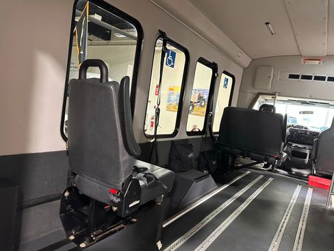 Used 2015 Ford E-350 and Econoline 350 Super Duty image 33