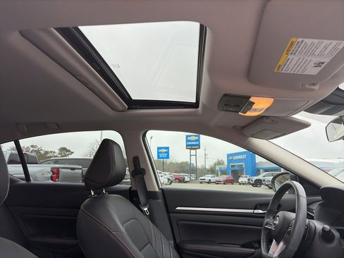 Used 2024 Nissan Altima 2.5 SR w/ SR Premium Package image 11