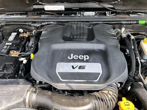 Used 2017 Jeep Wrangler Unlimited Sahara w/ Connectivity Group AWD/4WD image 29