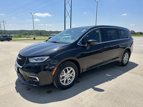Used 2023 Chrysler Pacifica Touring-L FWD image 5