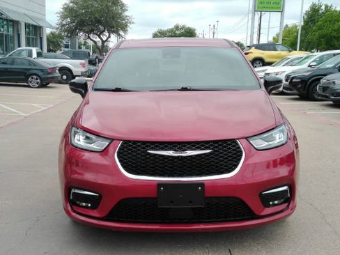 Used 2025 Chrysler Pacifica Select FWD image 2