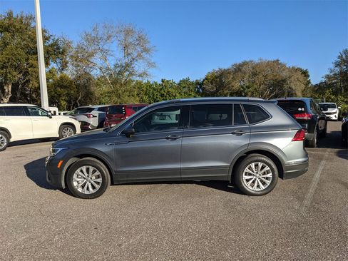 Certified 2022 Volkswagen Tiguan SE image 3