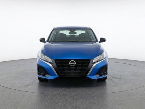 Used 2025 Nissan Altima 2.5 SV image 2