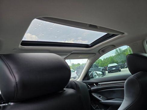 Used 2018 Honda Accord Touring image 10