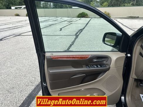 Used 2014 Chrysler Town & Country Touring FWD image 10