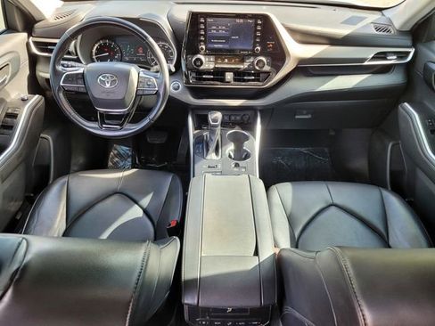 Used 2020 Toyota Highlander XLE AWD/4WD image 13