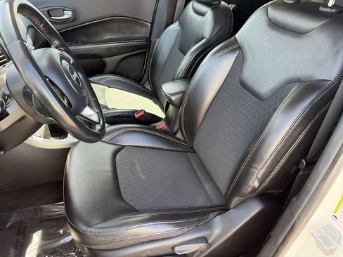 Used 2018 Jeep Compass Latitude FWD image 36